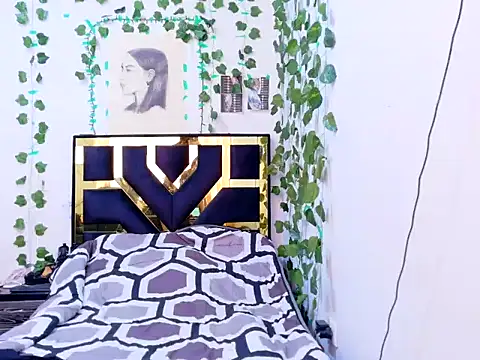 lucywhite13 online show from 10-07-25, 05:58