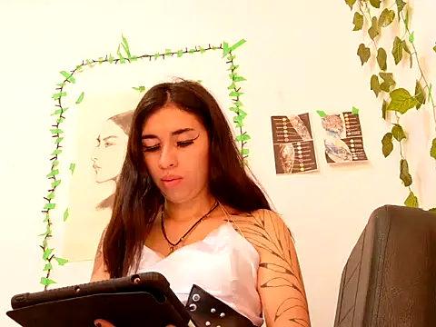 lucywhite13 online show from 09-13-25, 06:41