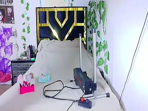 lucywhite13 online show from 10-19-25, 05:43