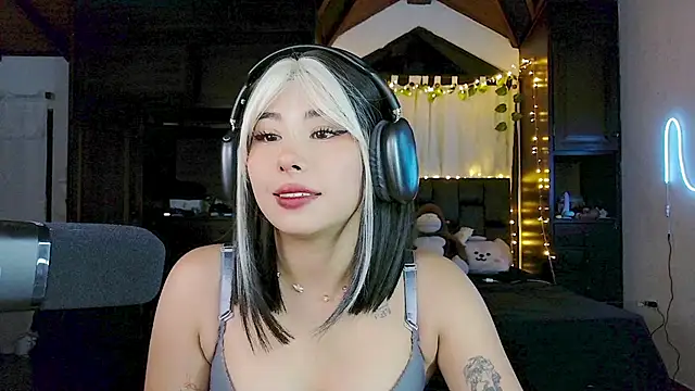 Shisuku Sophi online show from 12-19-25, 06:27