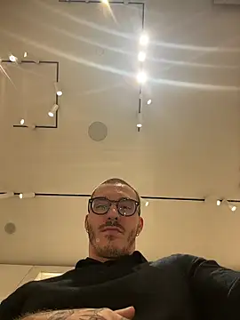 xAaronx9095 online show from 10-12-25, 05:09