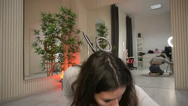 Snapshot of EmmaBlanco chatting on 10-17-25, 07:04 EmmaBlanco online show from 10-17-25, 07:04