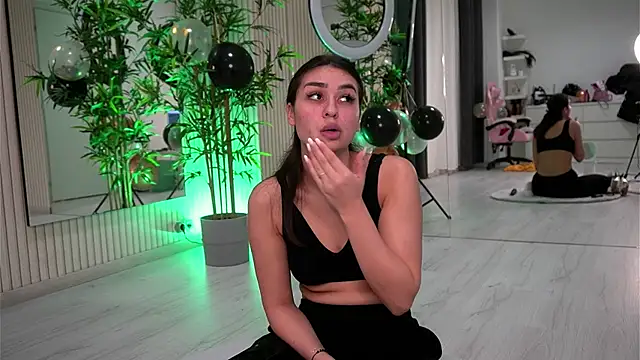 EmmaBlanco online show from 10-31-25, 08:38