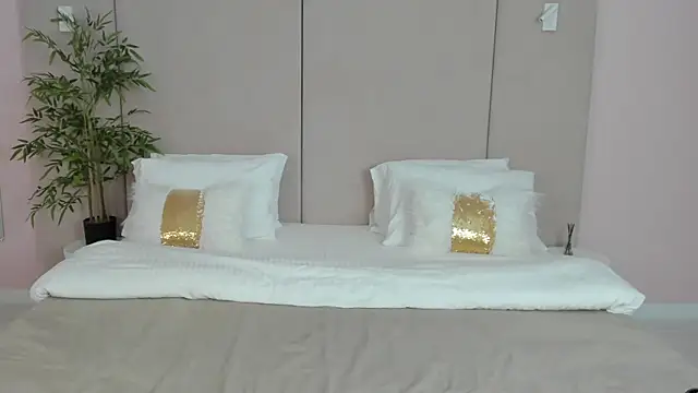 Snapshot of KiraHolli chatting on 10-16-25, 03:04 KiraHolli online show from 10-16-25, 03:04