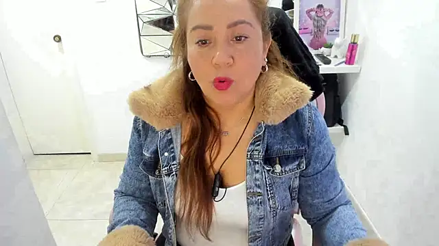Snapshot of camixxx_m chatting on 05-15-26, 11:41 camixxx m online show from 05-15-26, 11:41