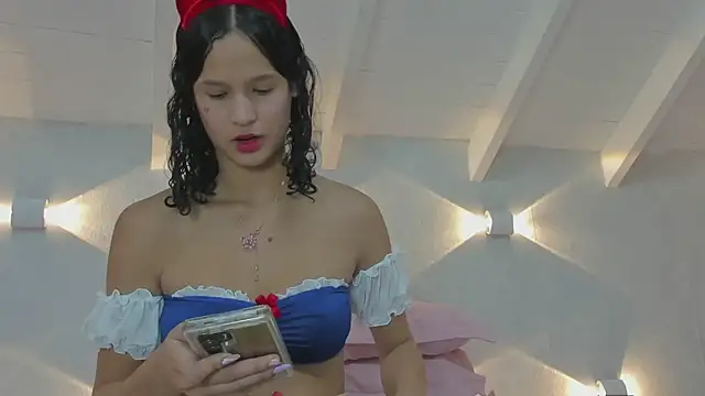 Snapshot of Princesita_Sofia_ chatting on 10-18-25, 08:33 Princesita Sofia online show from 10-18-25, 08:33