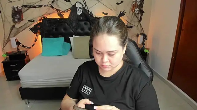 LolaVillalobos online show from 10-16-25, 02:14