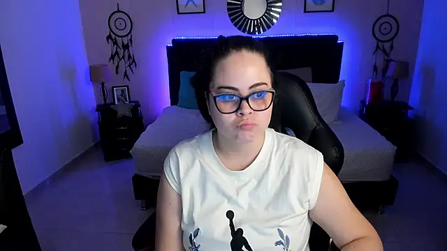 LolaVillalobos online show from 05-13-26, 01:40