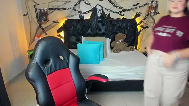 LolaVillalobos online show from 10-19-25, 03:04