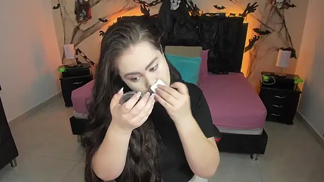 LolaVillalobos online show from 10-15-25, 12:02