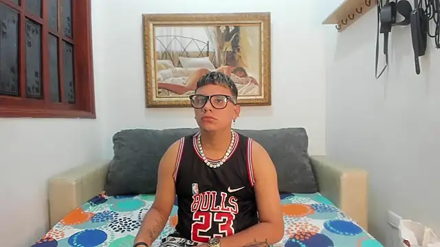 Snapshot of DavilANDkevin2 chatting on 10-19-25, 02:47 DavilANDkevin2 online show from 10-19-25, 02:47