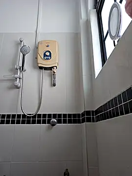 Snapshot of lirz06 chatting on 11-11-25, 04:40 lirz06 online show from 11-11-25, 04:40