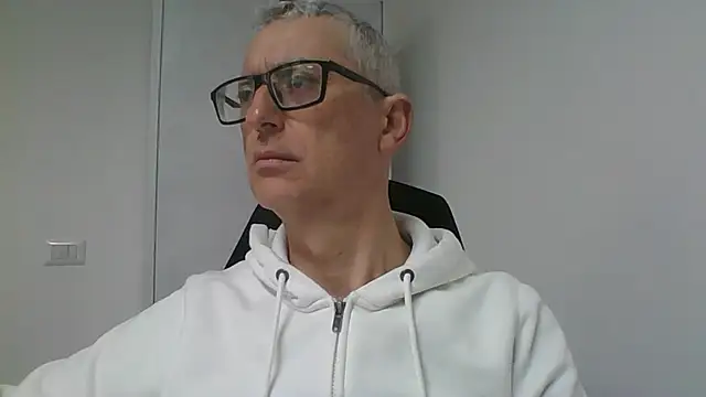 Snapshot of Sensor2000 chatting on 01-17-26, 10:41 Sensor2000 online show from 01-17-26, 10:41