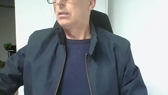 Snapshot of Sensor2000 chatting on 03-12-26, 02:10 Sensor2000 online show from 03-12-26, 02:10