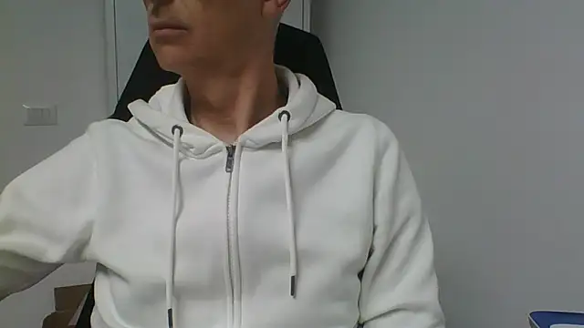 Snapshot of Sensor2000 chatting on 03-16-26, 08:51 Sensor2000 online show from 03-16-26, 08:51