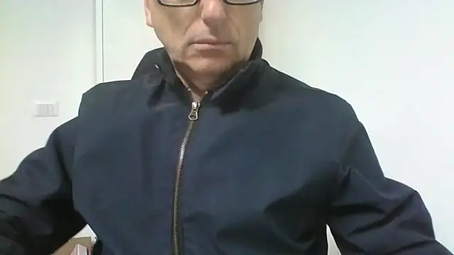 Snapshot of Sensor2000 chatting on 03-17-26, 09:23 Sensor2000 online show from 03-17-26, 09:23