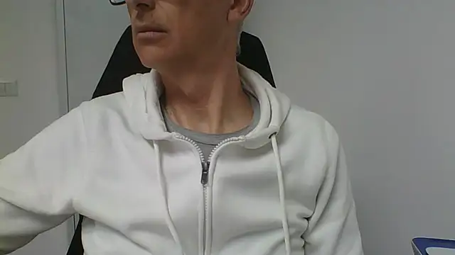 Snapshot of Sensor2000 chatting on 02-25-26, 10:59 Sensor2000 online show from 02-25-26, 10:59