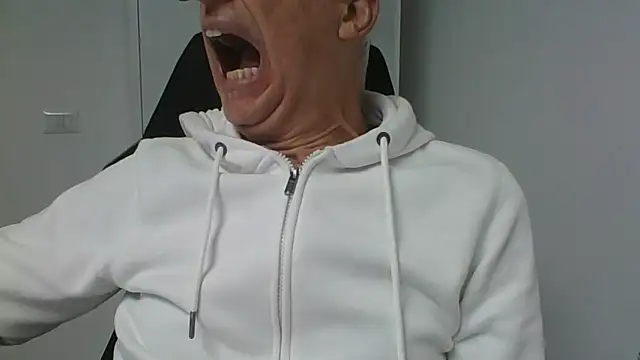 Snapshot of Sensor2000 chatting on 02-11-26, 03:56 Sensor2000 online show from 02-11-26, 03:56