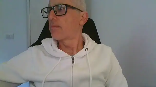 Snapshot of Sensor2000 chatting on 02-26-26, 02:39 Sensor2000 online show from 02-26-26, 02:39