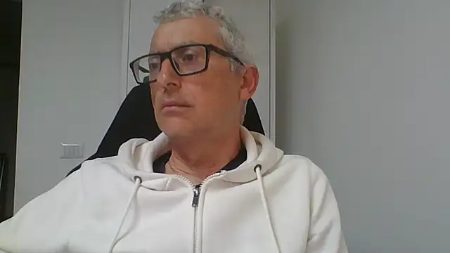 Snapshot of Sensor2000 chatting on 04-14-26, 04:01 Sensor2000 online show from 04-14-26, 04:01