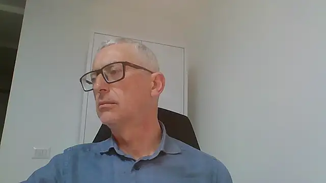 Snapshot of Sensor2000 chatting on 04-17-26, 10:18 Sensor2000 online show from 04-17-26, 10:18