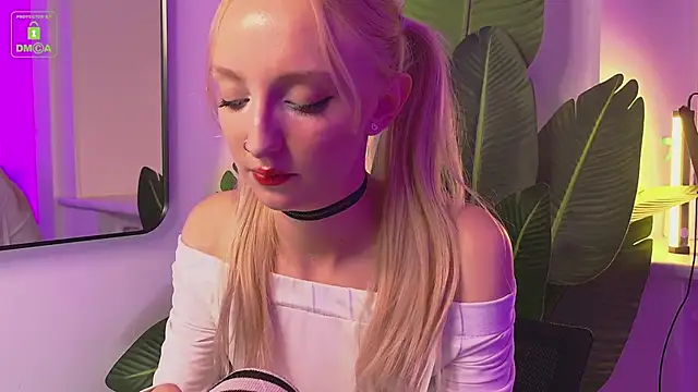 Snapshot of maya_snow chatting on 10-15-25, 08:28 maya snow online show from 10-15-25, 08:28
