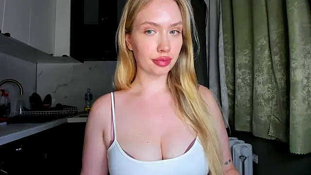 Snapshot of NicoleRiccii chatting on 10-05-25, 08:10 NicoleRiccii online show from 10-05-25, 08:10