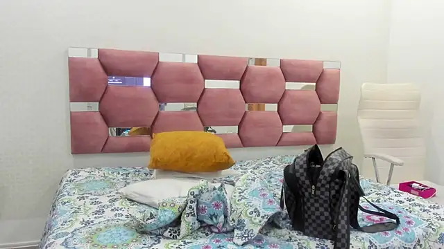 MiiaSmith   online show from 11-08-25, 09:18