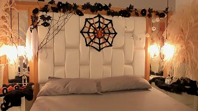 Daphne And Roger online show from 10-26-25, 02:28