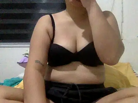 Snapshot of yummy_mia chatting on 06-16-26, 11:38 yummy mia online show from 06-16-26, 11:38