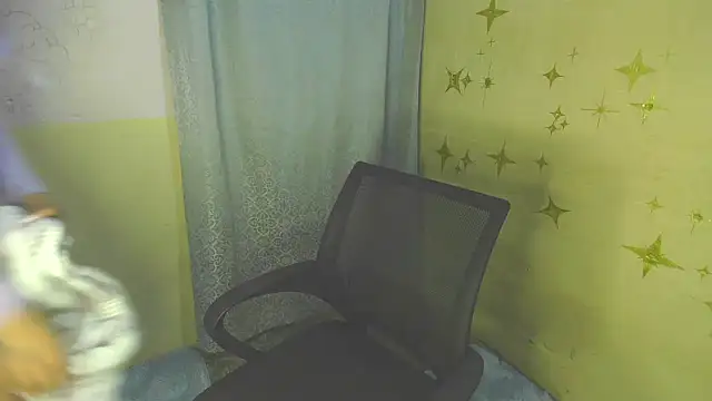 Snapshot of im_miauhg chatting on 10-18-25, 04:58 im miauhg online show from 10-18-25, 04:58
