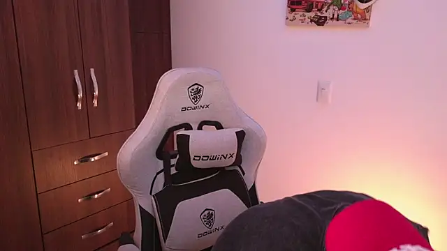 domsantiago  online show from 11-07-25, 02:05