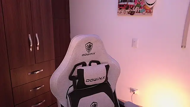 domsantiago  online show from 10-19-25, 04:59