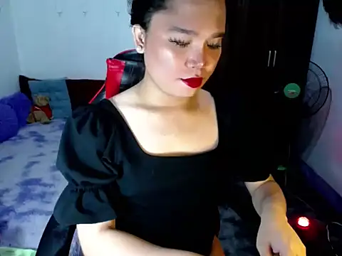 Snapshot of Urassiansweetcummer chatting on 05-12-26, 12:11 Urassiansweetcummer online show from 05-12-26, 12:11