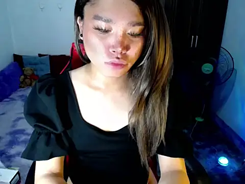 Snapshot of Urassiansweetcummer chatting on 04-17-26, 01:41 Urassiansweetcummer online show from 04-17-26, 01:41