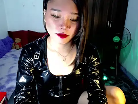 Snapshot of Urassiansweetcummer chatting on 06-30-26, 02:11 Urassiansweetcummer online show from 06-30-26, 02:11