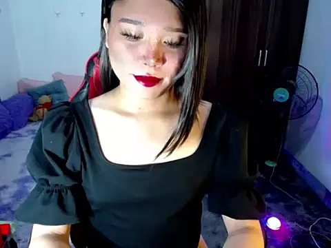 Snapshot of Urassiansweetcummer chatting on 05-22-26, 12:14 Urassiansweetcummer online show from 05-22-26, 12:14