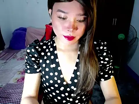 Urassiansweetcummer online show from 10-19-25, 04:04