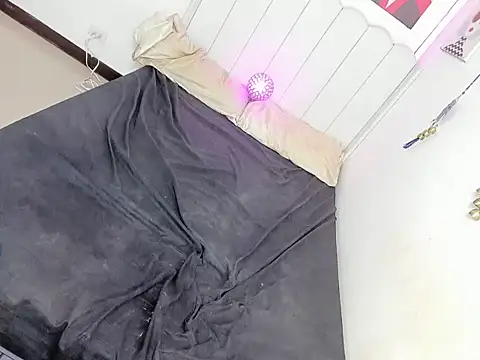 Aliyah Bucks online show from 11-14-25, 01:37