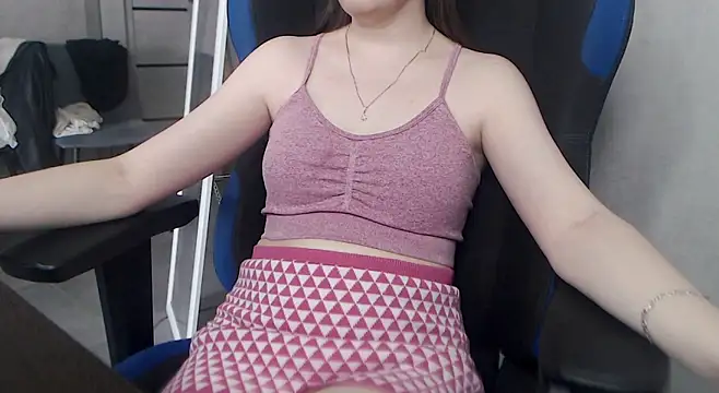 cute elfy  online show from 06-21-26, 01:28