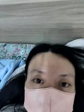 Snapshot of AlinaBaby_x chatting on 10-07-25, 03:29 AlinaBaby x online show from 10-07-25, 03:29