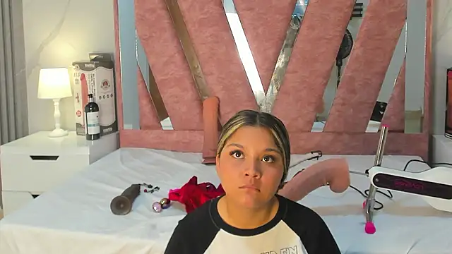 Wonderkloe  online show from 02-11-26, 08:09