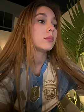 Snapshot of Nikii__ chatting on 06-17-26, 12:43 Nikii online show from 06-17-26, 12:43