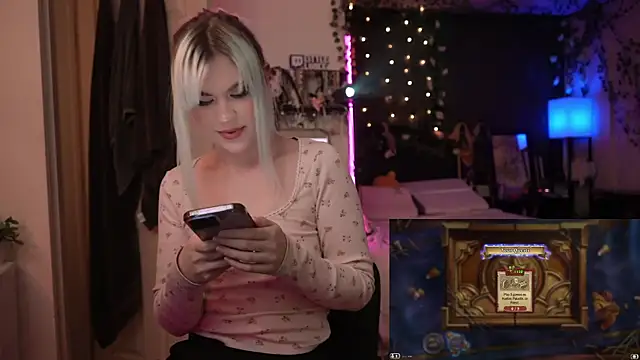 Snapshot of littlelune chatting on 10-15-25, 12:42 littlelune online show from 10-15-25, 12:42