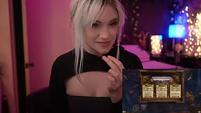 Snapshot of littlelune chatting on 10-14-25, 12:00 littlelune online show from 10-14-25, 12:00