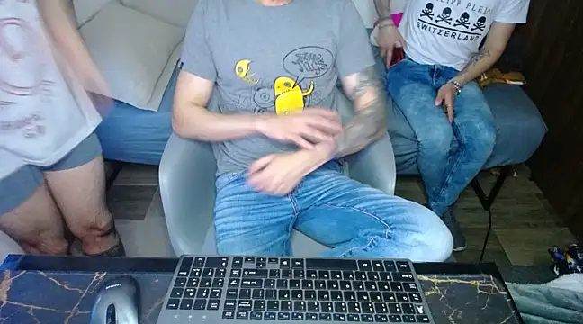 Snapshot of bossking017 chatting on 03-09-25, 10:19 bossking017 online show from 03-09-25, 10:19