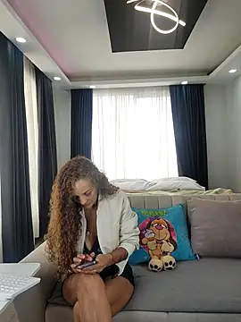 Snapshot of evasweett__ chatting on 03-19-26, 02:06 evasweett online show from 03-19-26, 02:06