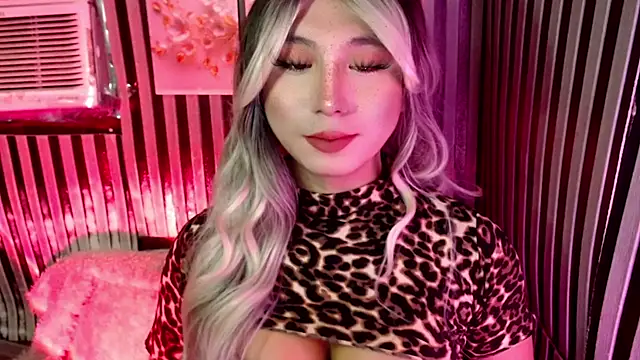 UrhotlucyTS online show from 06-18-26, 06:56