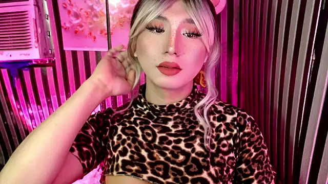 UrhotlucyTS online show from 04-17-26, 06:38