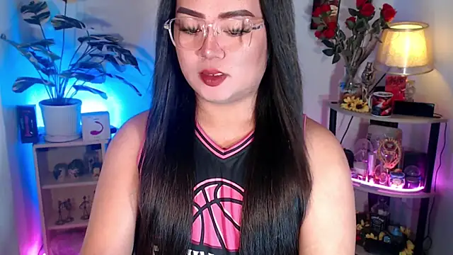 Snapshot of YourSweet-mich chatting on 09-28-25, 05:36 YourSweet-mich online show from 09-28-25, 05:36